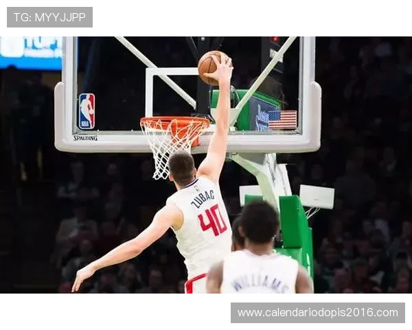 贾巴尔无球掩护制造错位，内线统治力改变攻防格局